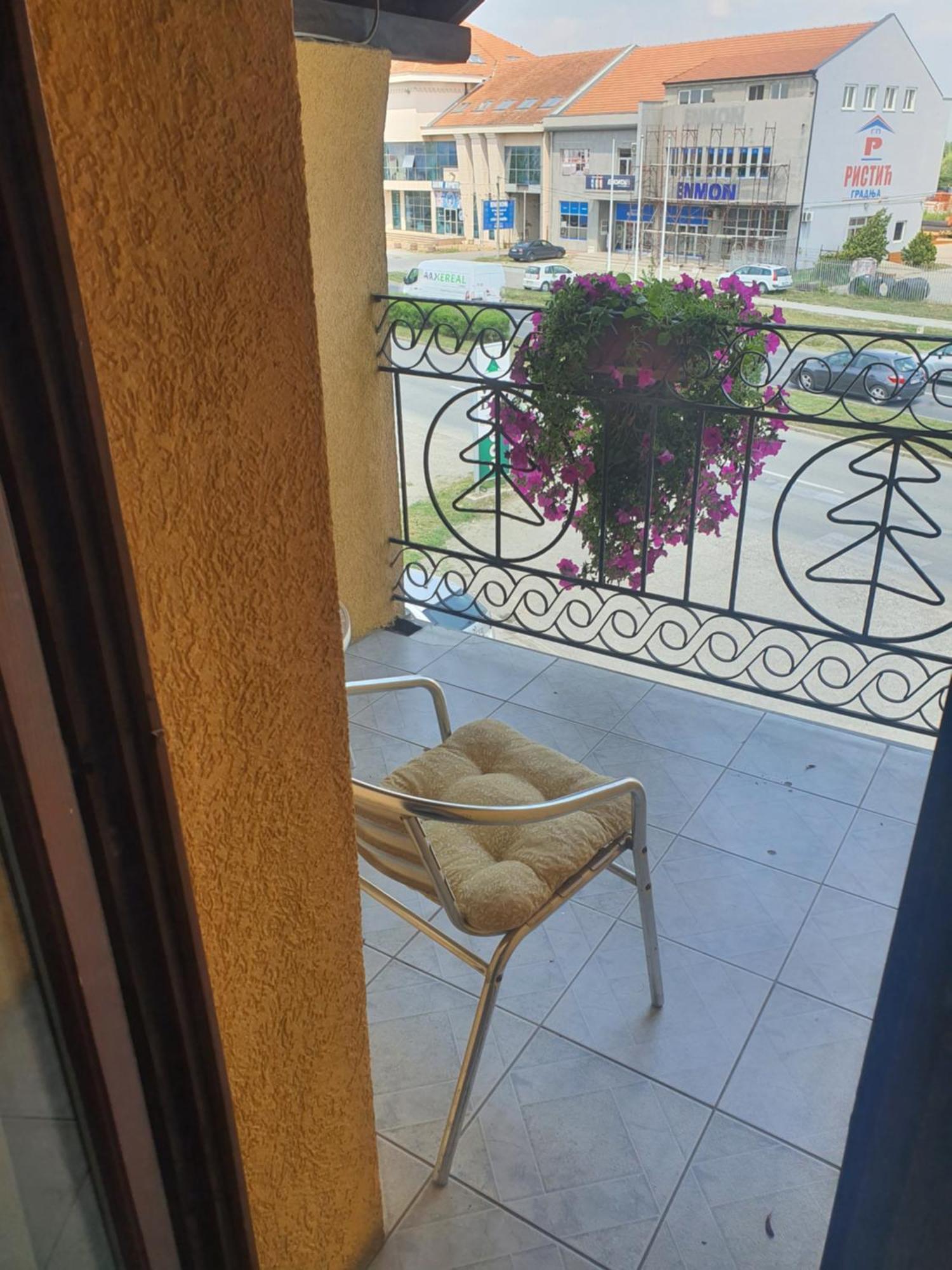 Guest House Vila Bor Novi Sad Exterior foto